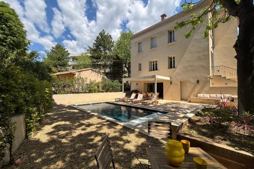 une piscine devant une maison dans l'établissement Villa Cezanne in the heart of Aix en Provence, à Aix-en-Provence