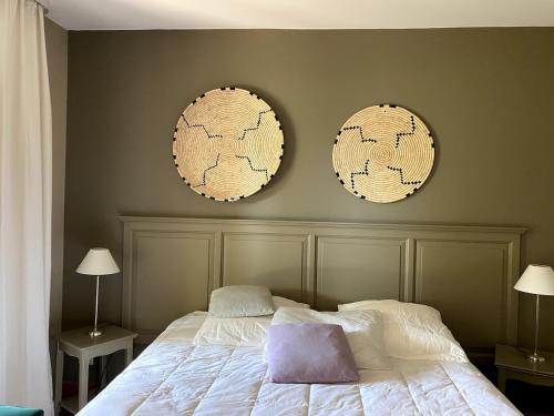 - une chambre avec deux miroirs sur le mur et un lit dans l'établissement Élégant appartement sur le Golf de Pont Royal, à Mallemort