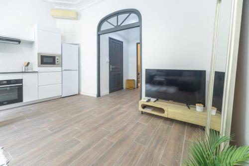 un salon avec une grande télévision à écran plat dans l'établissement Notre Dame & Mer, à Marseille