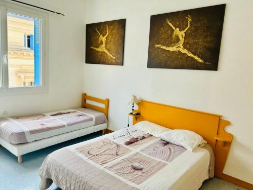 Postel nebo postele na pokoji v ubytování Hôtel L'Acropole