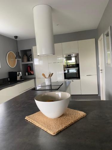 une cuisine avec un grand bol blanc sur un tapis dans l'établissement Entre mer et montagne AMA LUR, à Hasparren