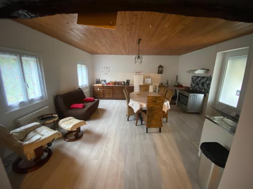 un soggiorno con tavolo e cucina di La petite Maison a Toulon-sur-Arroux