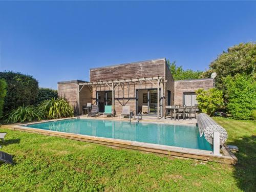 une maison avec une piscine dans la cour dans l'établissement Piscine chauffée - 750m plage - 4 adultes - 4 enfants, à Saint-Vincent-sur-Jard