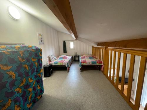 - une petite chambre avec 2 lits et un escalier dans l'établissement Maison de vacances dans résidence MARINES avec piscine commune, 4 couchages, 250 m de la mer à PORTIRAGNES Plage LRMA4, à Portiragnes