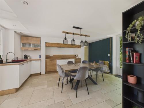 une cuisine et une salle à manger avec une table et des chaises dans l'établissement Grand jardin et terrasse - maison pour 7, à Terrasson