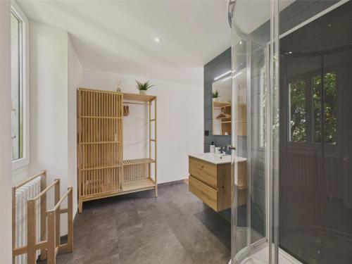ein Badezimmer mit Waschbecken und Glasdusche in der Unterkunft Grand jardin et terrasse - maison pour 7 in Bouillac