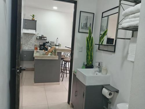Η κουζίνα ή μικρή κουζίνα στο cr.arenalapartments#1..hermoso,cómodo con parqueo