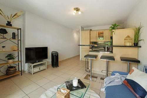 Kuchyň nebo kuchyňský kout v ubytování Le Cocon - 5 min to Monaco - Ideal couple or business - Near events - Terrace and balcony - Premium services - Extra parking