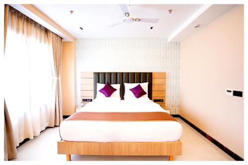 Ένα ή περισσότερα κρεβάτια σε δωμάτιο στο HOTEL NARAYANI Near Kashi Vishwanath Temple - Fully Air Conditioned Room - A Top Rated Hotel In Varanasi
