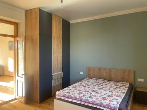 Ένα ή περισσότερα κρεβάτια σε δωμάτιο στο Jusics Guesthouse