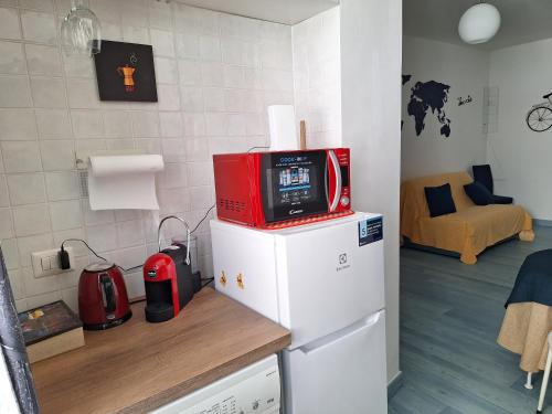 a kitchen with a microwave on top of a refrigerator at io&te in Formia