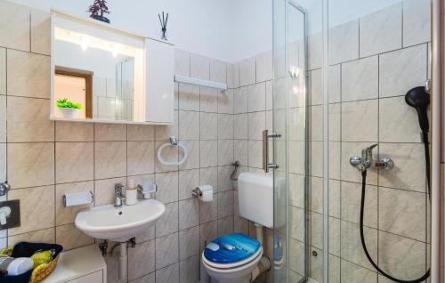 Ένα μπάνιο στο 1 Bedroom Awesome Apartment In Vrboska
