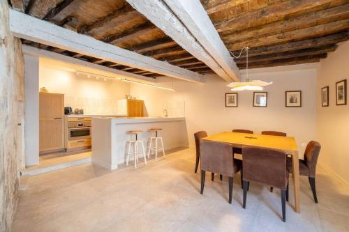 une cuisine et une salle à manger avec une table et des chaises dans l'établissement La Genive Arles Roquette, à Arles