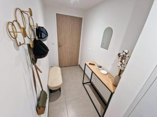 Cette petite chambre blanche dispose d'une table et d'une chaise. dans l'établissement T3 spacieux, proche du lac et du grand port avec garage, à Aix-les-Bains