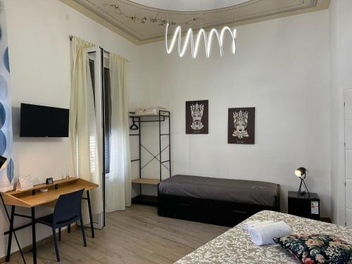 パレルモにあるPalermo Miaのベッドと机とテーブルのある寝室