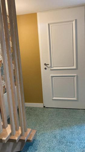 une porte ouverte dans une pièce dans l'établissement Maison familiale aux Sables d'Olonne - 5 chambres, à Les Sables-dʼOlonne