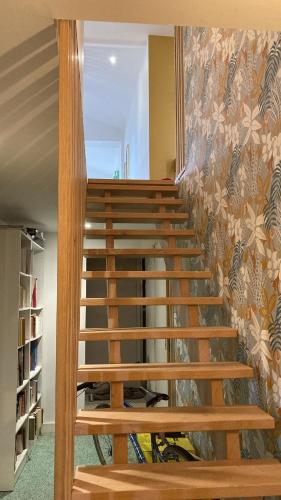 - un escalier avec un banc en bois dans la chambre dans l'établissement Maison familiale aux Sables d'Olonne - 5 chambres, à Les Sables-dʼOlonne