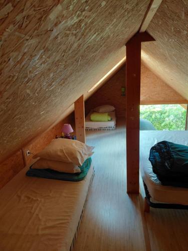 Cette chambre mansardée comprend 2 lits superposés. dans l'établissement Le Belchard, à La Chapelle-Bayvel