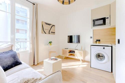 - un salon avec un lave-linge dans l'établissement Cozy Studio on Mobility Lease, à Boulogne-Billancourt