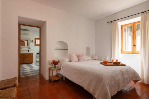 Dormitorio blanco con cama y bandeja en New! Villa Can Guillem, en Illes Balears