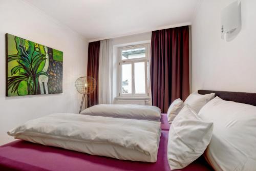 a bedroom with two beds and a window at Alte Konditorei in Lindau