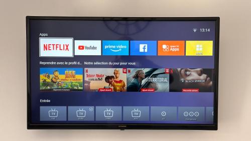 Un écran de télévision avec un tas de sites web. dans l'établissement STUDETTE Nice Massena #1, à Nice