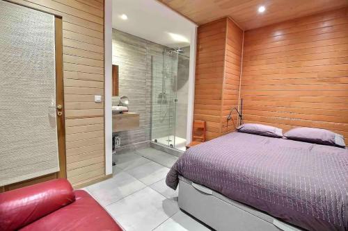 une chambre avec un lit et une douche à l'italienne dans l'établissement Spacious Duplex Pantin, near Paris, à Pantin