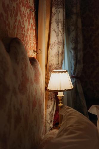 Hotel Palazzo Guiscardo Pietrasantaにあるベッド