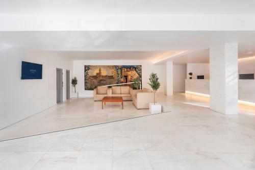 a living room with a couch and a painting on the wall at Crisol Tres Pastorinhos in Fátima