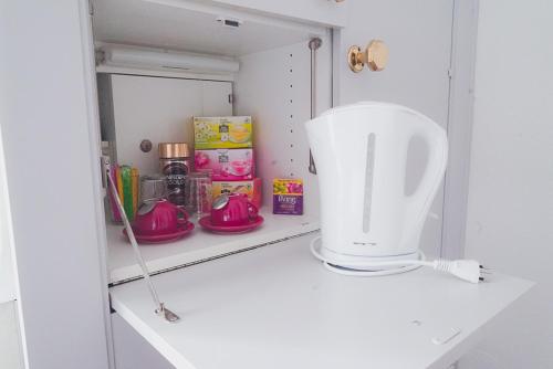 a white blender sitting on top of a shelf at Double Room with view in Därligen