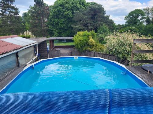 une piscine dans l'arrière-cour d'une maison dans l'établissement Gîte de l'Eure, à Léry