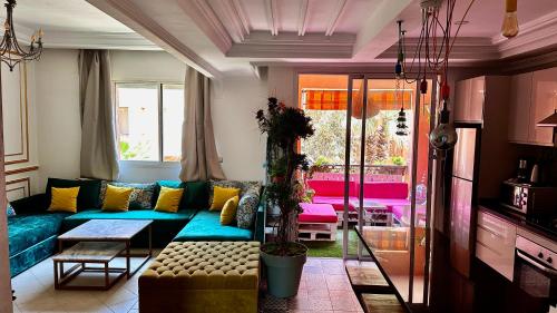 a living room with a couch and a table at Un Havre de paix a Ricoflores in Mohammedia