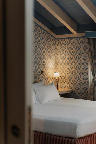 Hotel Palazzo Guiscardo Pietrasantaにあるベッド