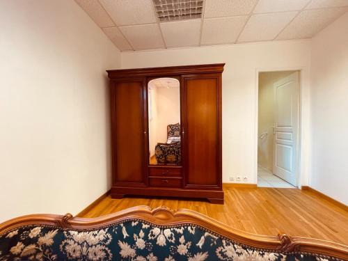 an empty room with a mirror and a couch at Maharaja - Grande Maison & Terrasse Plage in Isigny-sur-Mer