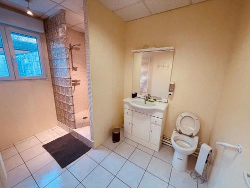 a bathroom with a toilet and a sink and a shower at Maharaja - Grande Maison & Terrasse Plage in Isigny-sur-Mer