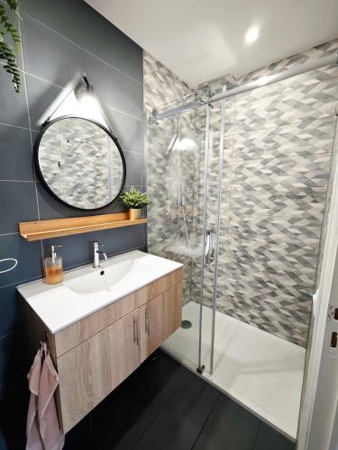 une salle de bain avec un lavabo et une douche dans l'établissement Appartement 90m2, climatisé 3 chambres, à Nice