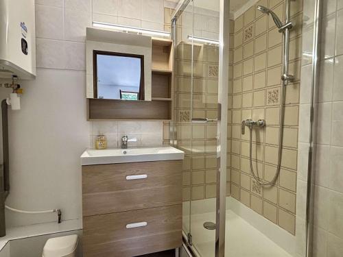 une salle de bain avec une douche, des toilettes et un lavabo dans l'établissement Maison 2 pièces avec mezzanine, piscine et parking privés, 6 couchages à 700m de la plage - Argelès-sur-Mer - FR-1-225-74, à Argelès-sur-Mer