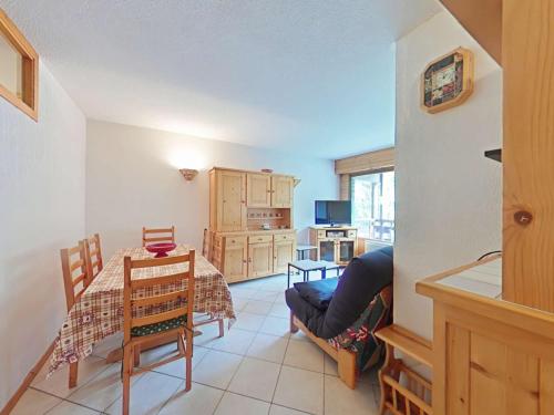 un salon avec une table et des chaises et une cuisine dans l'établissement Appartement cosy 2 pièces, 6 couchages, animaux acceptés, casier à skis, centre proche - FR-1-241-193, au Grand-Bornand