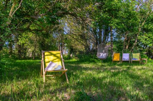 two chairs sitting in the grass in a field at Mieux qu'à l'hôtel ! #3 in Le Port-des-Barques