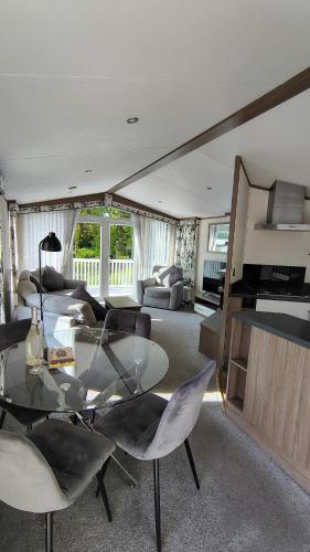 Billede fra billedgalleriet på Family breaks at Rockley Park with Prosecco and a box of chocolates on arrival i Poole