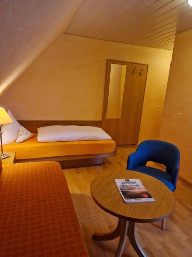 Postel nebo postele na pokoji v ubytování Hotel-Restaurant Gasthof Adler