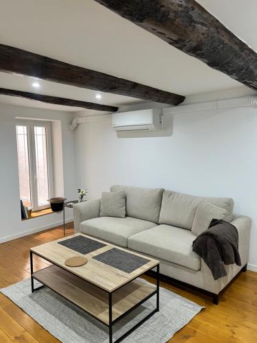 un salon avec un canapé et une table basse dans l'établissement Appartement au coeur de Marseille, à Marseille