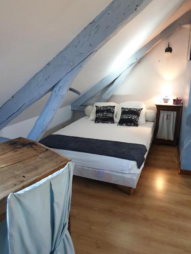 - une chambre mansardée dans l'établissement Chez Danièle - Maison au cœur du village de Lalbenque, à Lalbenque