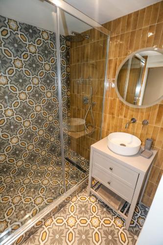 une salle de bain avec douche et lavabo dans l'établissement Yellow flower heart of Grasse, à Grasse