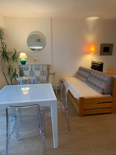 un salon avec un canapé et une table dans l'établissement Appartement, à Préfailles