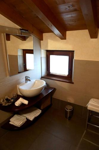 a bathroom with a sink and a mirror at Agriturismo Valentina Cubi in Fumane
