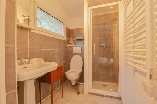 une salle de bain avec toilettes, lavabo et douche dans l'établissement La Petite Maisonnette au Calme, à Menton