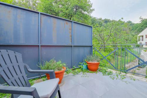 d'une terrasse avec 2 chaises et des plantes sur un balcon. dans l'établissement La Petite Maisonnette au Calme, à Menton