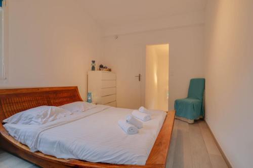 - une chambre avec un lit et une chaise verte dans l'établissement La Petite Maisonnette au Calme, à Menton
