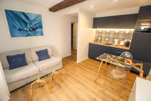 Elegant & charming 2-room blue